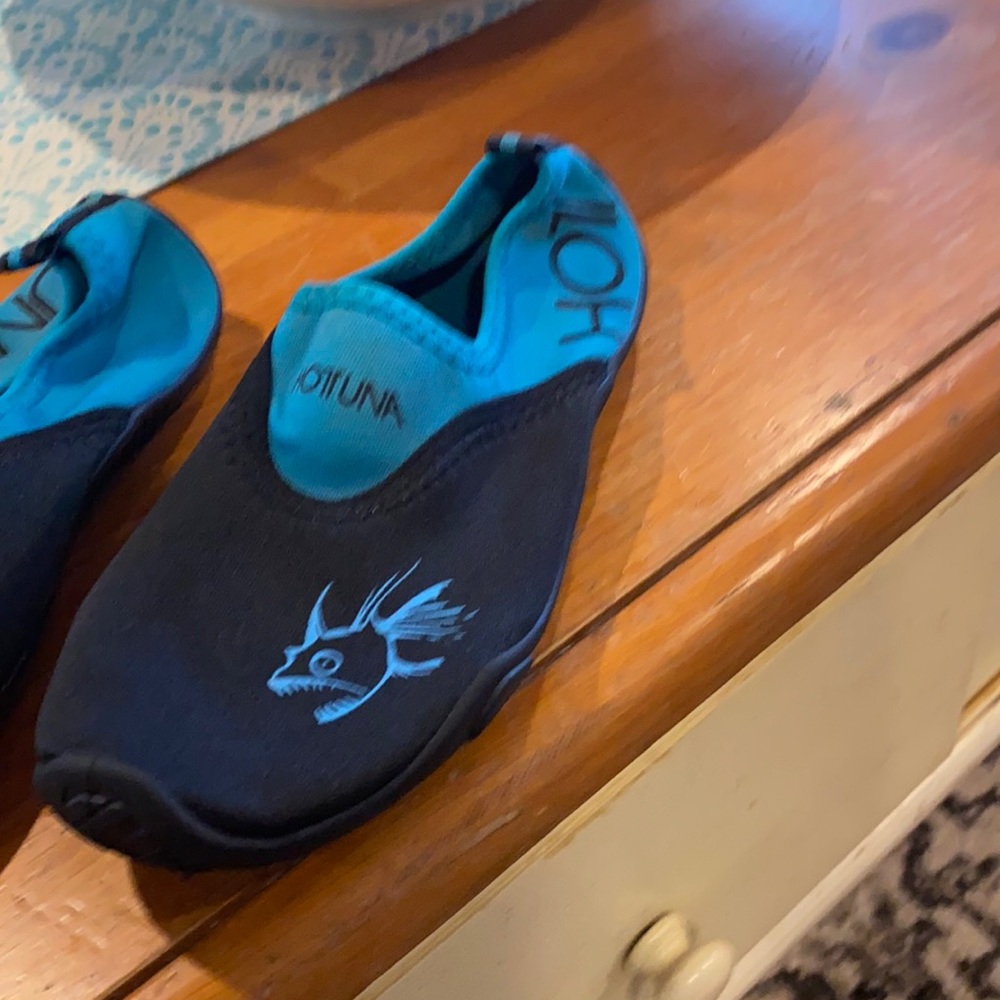 Boys size 3 Hot Tuna water shoe